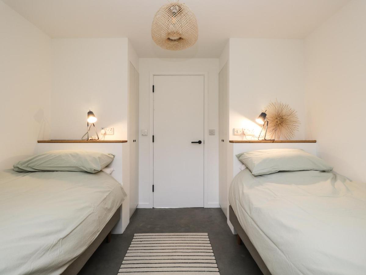 High Cogges Farm Holiday Cottages - The Cart Shed ウィットニー エクステリア 写真