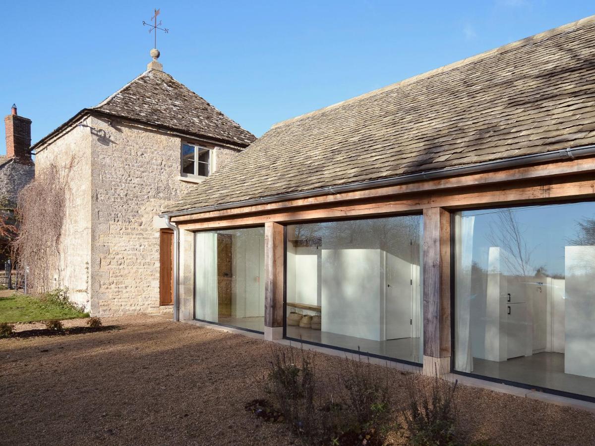 High Cogges Farm Holiday Cottages - The Cart Shed ウィットニー エクステリア 写真