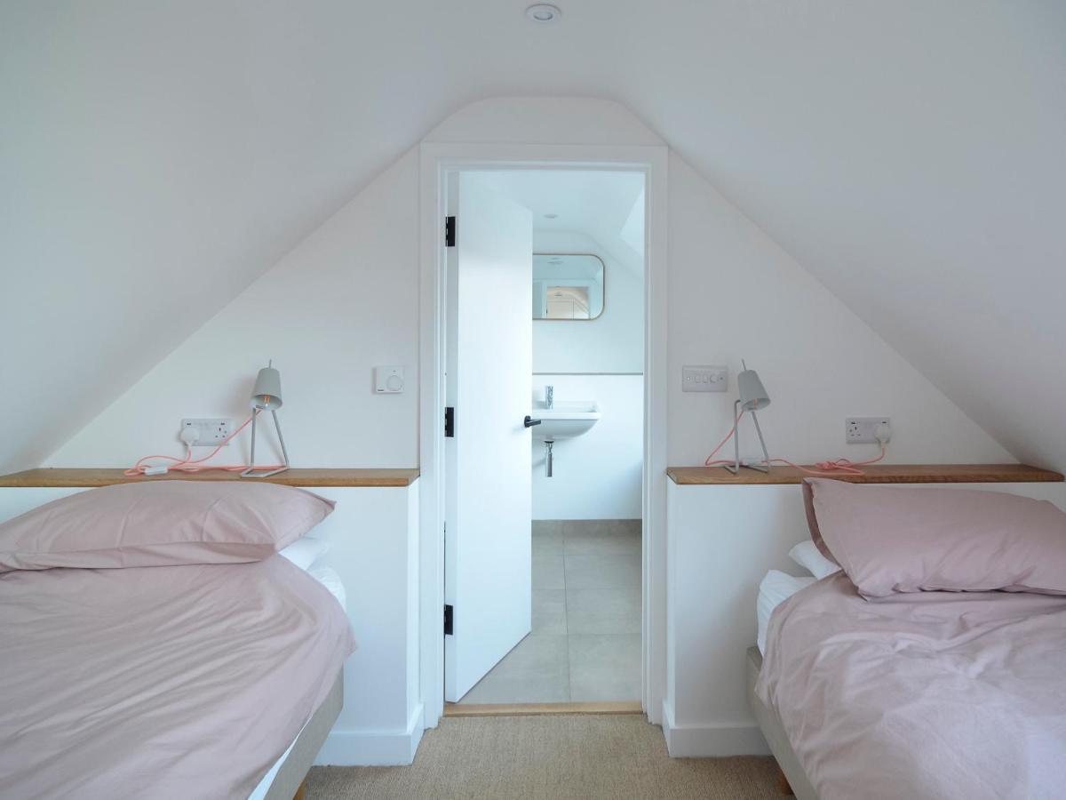High Cogges Farm Holiday Cottages - The Cart Shed ウィットニー エクステリア 写真