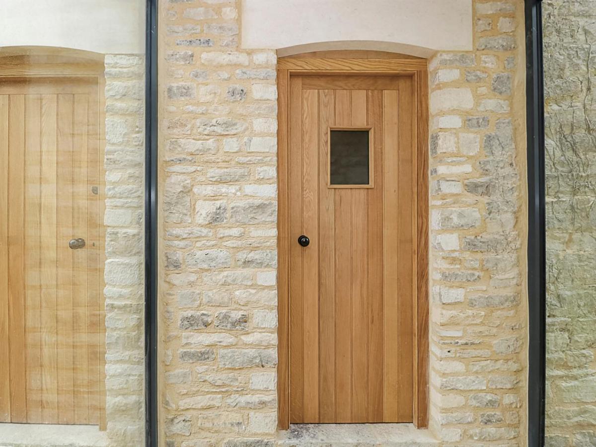 High Cogges Farm Holiday Cottages - The Cart Shed ウィットニー エクステリア 写真