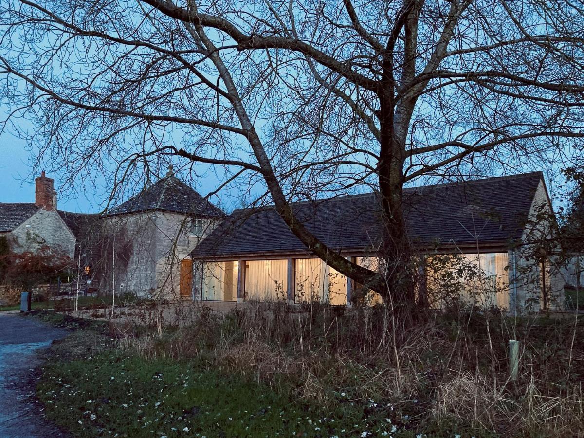 High Cogges Farm Holiday Cottages - The Cart Shed ウィットニー エクステリア 写真
