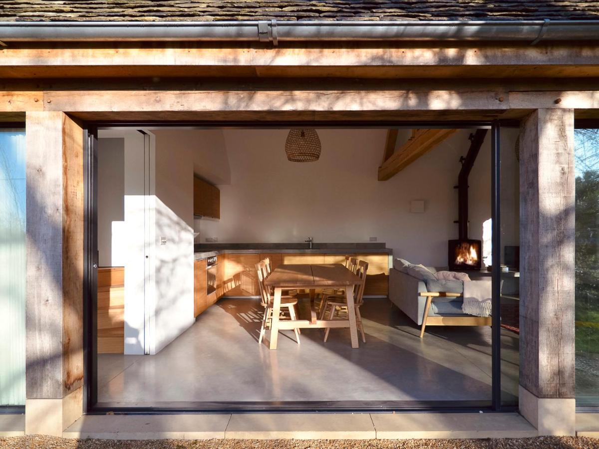 High Cogges Farm Holiday Cottages - The Cart Shed ウィットニー エクステリア 写真