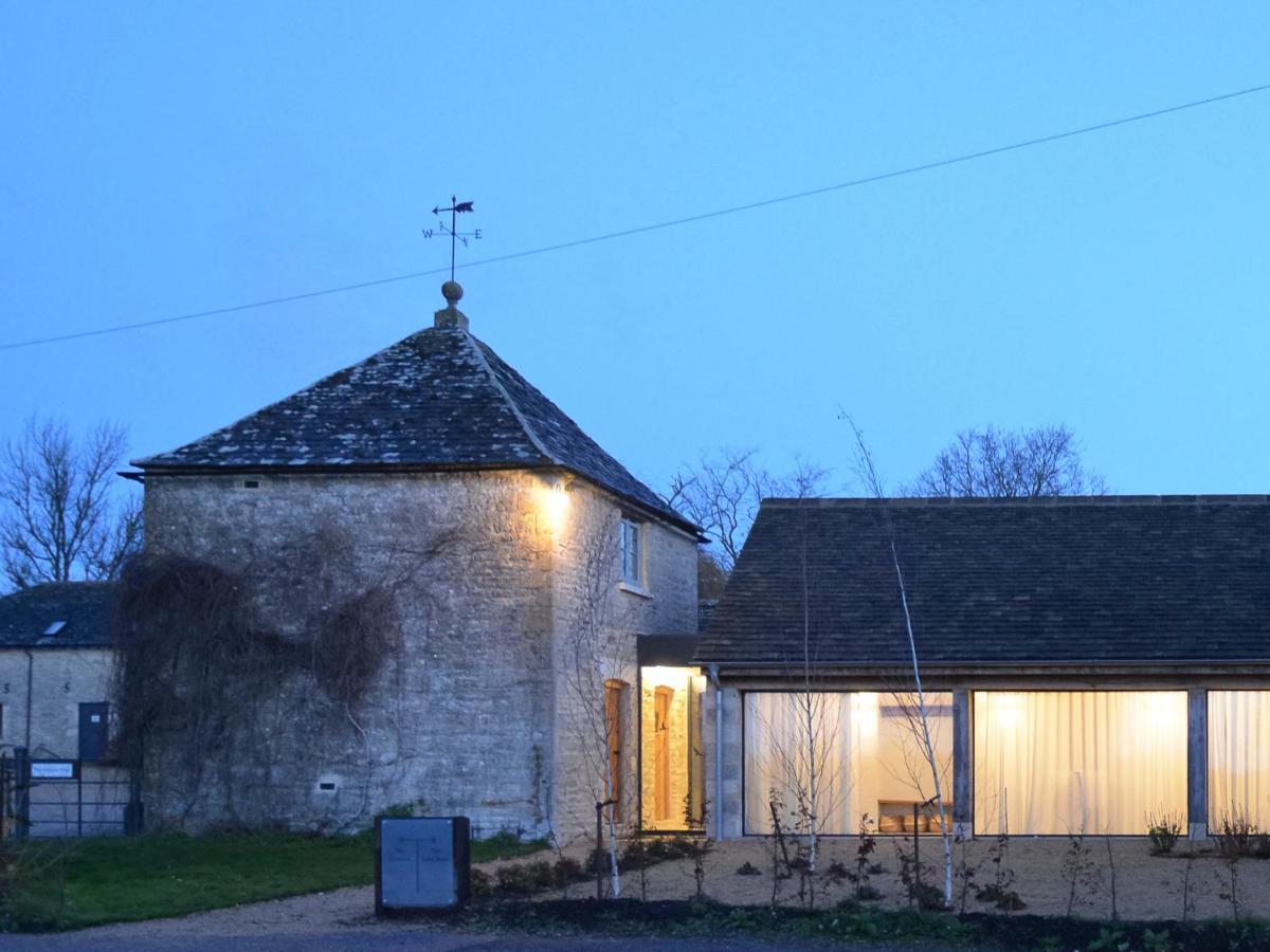 High Cogges Farm Holiday Cottages - The Cart Shed ウィットニー エクステリア 写真